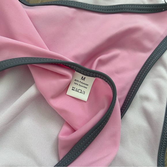 👙Deep V cheeky one piece swimsuit 👙 - Picture 3 of 10